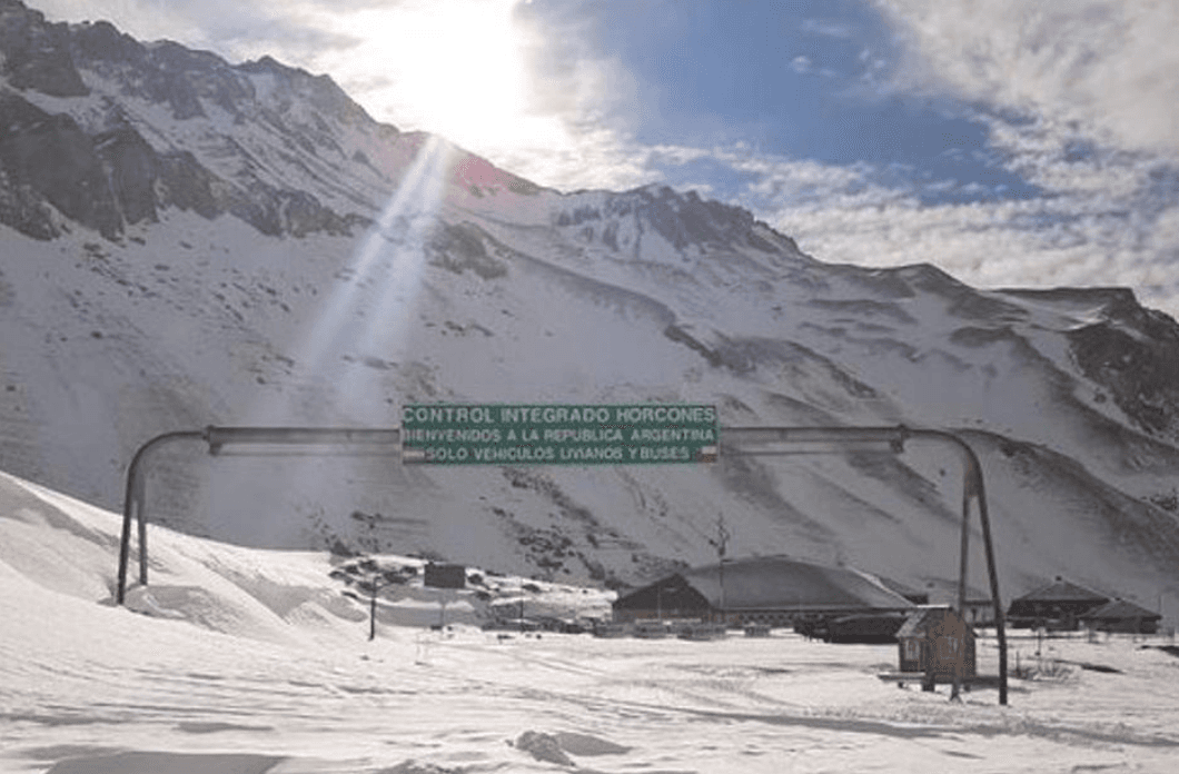 Paso a Chile permanece cerrado por intensas nevadas en Mendoza