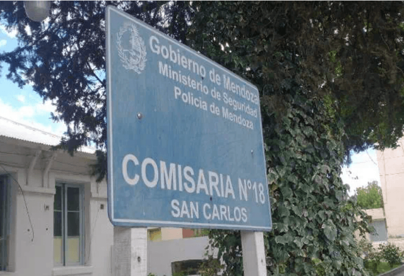 Detenidos dos jóvenes en San Carlos por circular en moto con números borrados