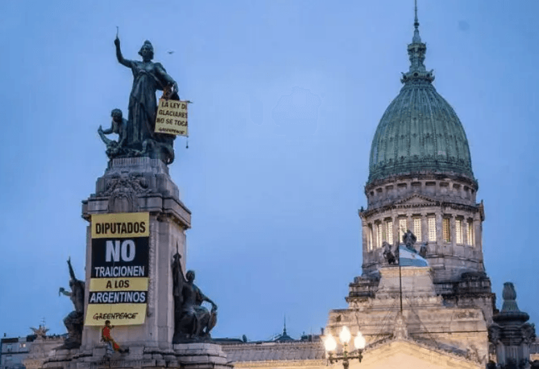 Senado trata reforma de tierras y fuego en sesión polémica