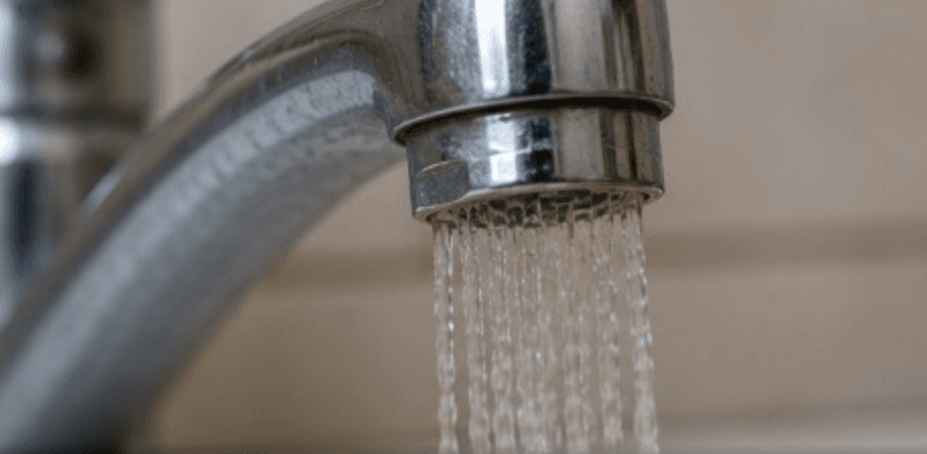 Cómo recuperar la presión del agua sin llamar a un plomero