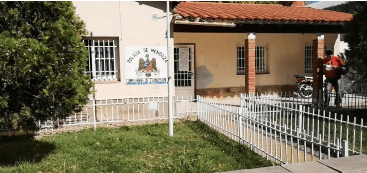 Robo en local céntrico de Tunuyán: tres sujetos se llevaron sillones