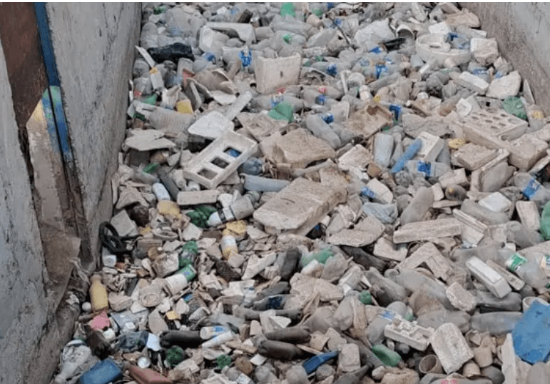 Ciento cincuenta mil kilos de basura atascaron un canal en Godoy Cruz