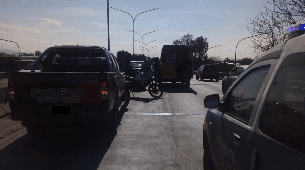 Motociclista de 22 años internado tras chocar con camión en Costanera